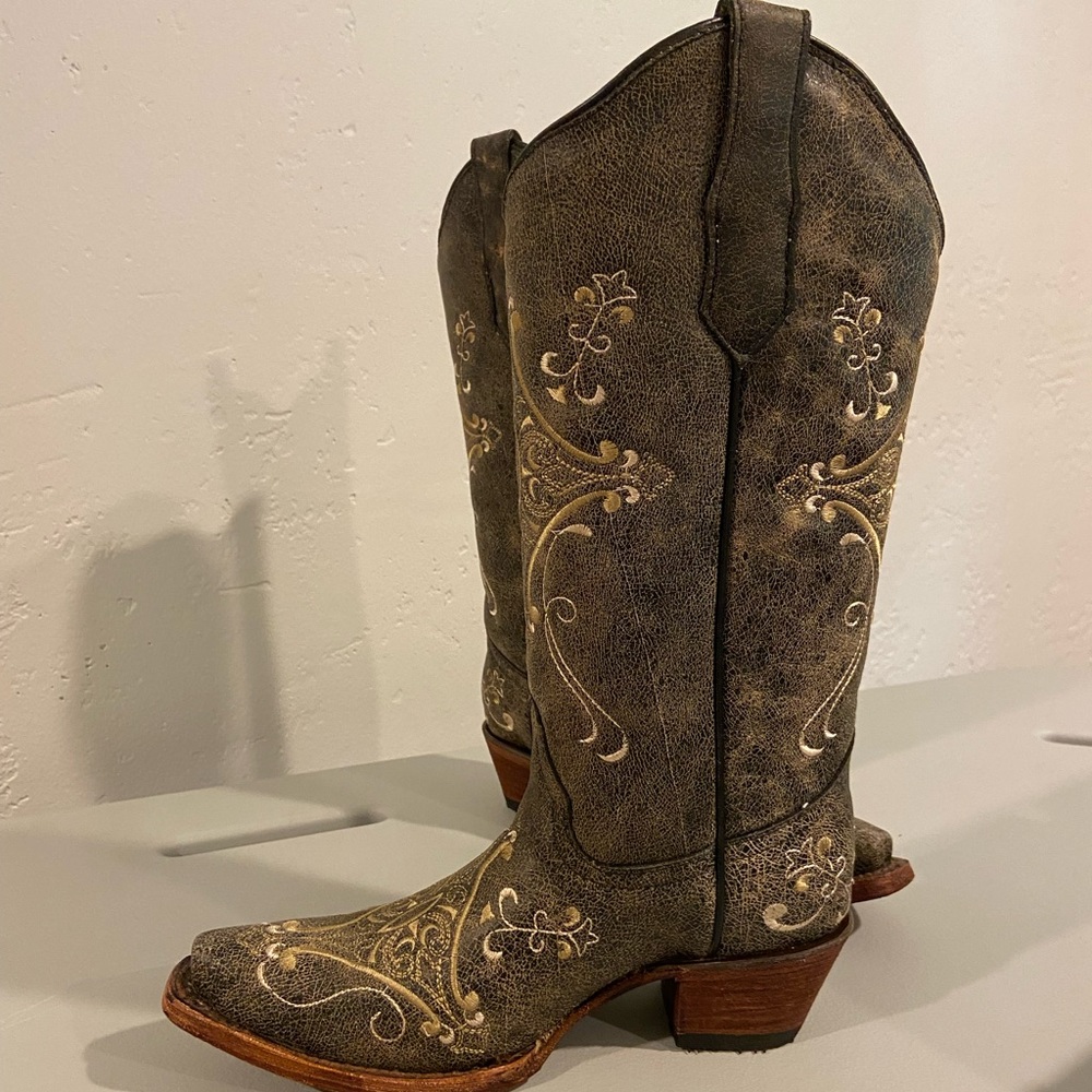 Circle G Crackle Scroll Bone Embroidered Western Boot